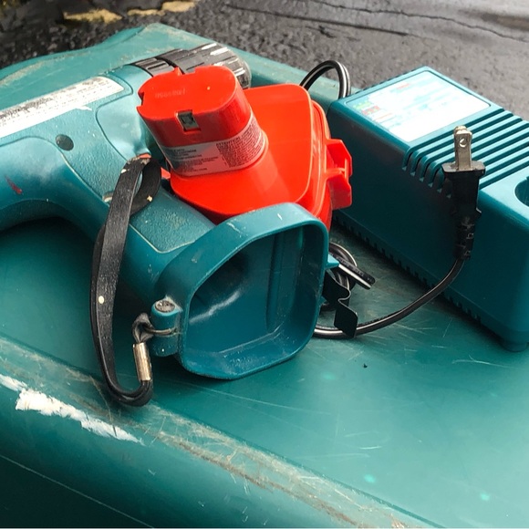 MAKITA 6311D DRILL. CHARGER AND BATTERIE USED TESTED - Picture 5 of 9